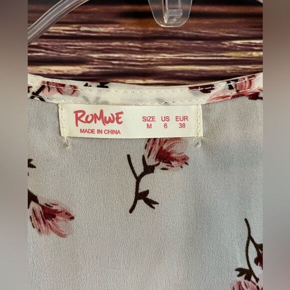 ROMWE Wrap Around Flower Dress. Size Medium/ 6. - Picture 6 of 7